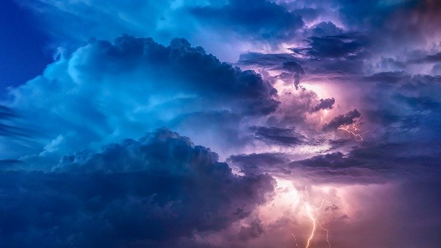 Wissenschaft des Blitzes: Fünf Arten, wie der Blitz in Menschen einschlägt